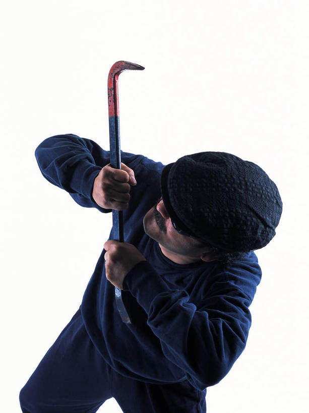 东方人,一个人,站,摸,竖图,俯视,室内,白天,白色背景,帽子,亚洲,仅一个男性,仅一个人,仅一个中年男性,握,工具,拿,拿着,注视,黄种人,观察,看,站着,握着,摄影,影棚,观看,犯罪,察看,关注,盗窃,偷窃,撬棒,小偷,窃贼,盗贼,贼,偷盗,男人,男性,中年男性,亚洲人,触摸,接触,站立,半身,彩图,高角度拍摄,影棚拍摄,拍摄