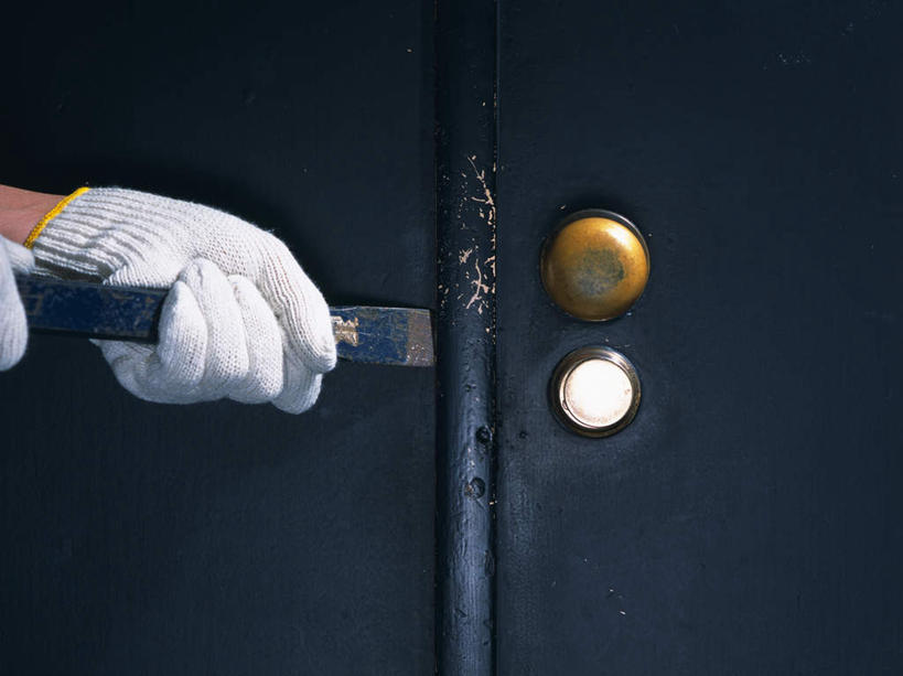 东方人,一个人,站,摸,横图,室外,白天,正面,安全,门,金属制品,亚洲,仅一个男性,仅一个人,仅一个中年男性,握,金属,工具,防护,拿,拿着,注视,黄种人,把手,门把手,手套,门框,观察,看,站着,握着,观看,保护,门把,犯罪,察看,关注,保险,盗窃,偷窃,撬棒,保全,周全,安稳,安定,防护手套,小偷,窃贼,盗贼,贼,偷盗,平安,男人,男性,中年男性,亚洲人,触摸,接触,拉手,站立,半身,彩图