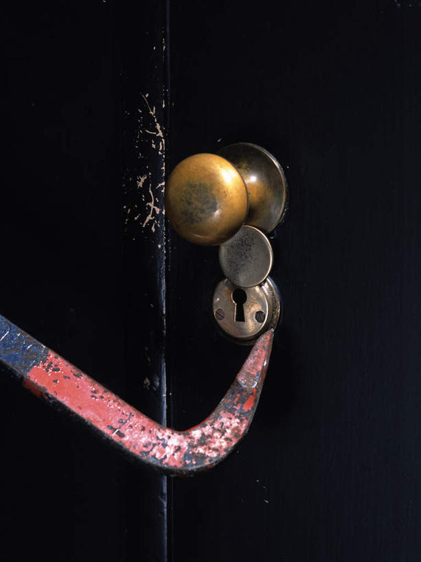 无人,竖图,俯视,室外,特写,白天,静物,把手,门把手,门把,撬棒,拉手,彩图,高角度拍摄