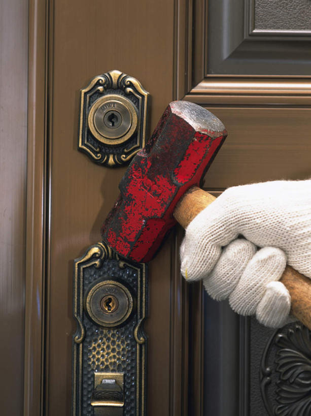 东方人,一个人,站,摸,竖图,室外,白天,安全,亚洲,仅一个男性,仅一个人,仅一个中年男性,敲打,握,锤子,工具,榔头,防护,拿,拿着,注视,黄种人,背面,把手,门把手,手套,观察,看,站着,握着,观看,保护,门把,五金,犯罪,察看,变形,紧固,关注,矫正,保险,砸,塑形,盗窃,偷窃,保全,周全,安稳,安定,牢固,防护手套,小偷,窃贼,盗贼,贼,偷盗,平安,男人,男性,中年男性,亚洲人,触摸,接触,拉手,站立,半身,彩图