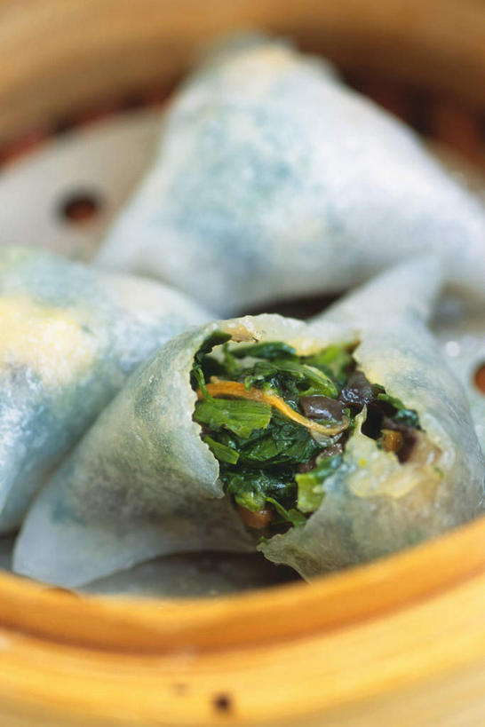 蒸笼,无人,竖图,俯视,室内,特写,白天,烹饪,中餐,蔬菜,叶子,朦胧,模糊,新鲜,料理,食品,绿叶,菜肴,美食,食物,中式,嫩叶,摄影,佳肴,有机食品,绿色食品,影棚,笼屉,水饺,叶,叶片,彩图,高角度拍摄,影棚拍摄,拍摄