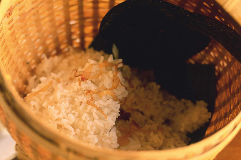 米饭,无人,横图,俯视,室内,特写,白天,烹饪,桌面,一堆,阴影,堆叠,堆积,光线,箩筐,影子,勺子,日本料理,料理,食品,饭,竹扁,菜肴,美食,食物,一个,黄色,白色,阳光,调羹,汤匙,日式料理,日式,摄影,佳肴,影棚,竹编,单个,堆,五谷,彩图,高角度拍摄,影棚拍摄,拍摄