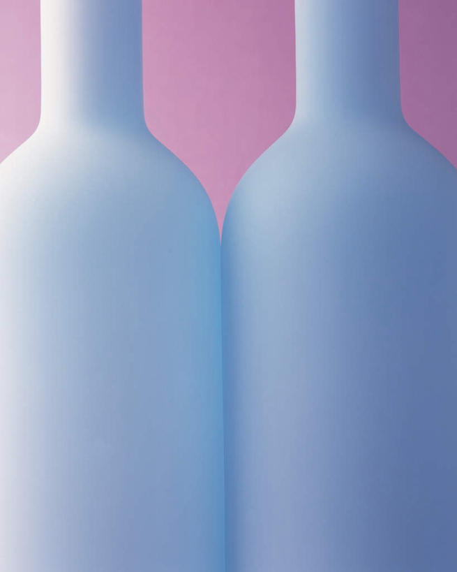 无人,竖图,俯视,室内,特写,白天,桌面,静物,两瓶,阴影,粉色背景,反射,影子,白色,瓶子,塑料制品,塑料瓶,摄影,影棚,彩图,高角度拍摄,影棚拍摄,拍摄