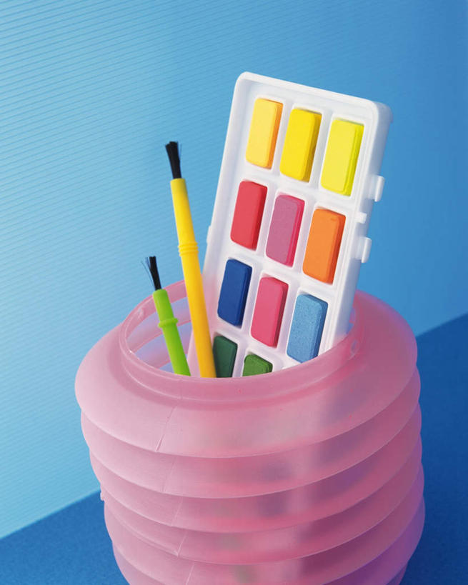 无人,竖图,俯视,室内,特写,白天,绘画,桌面,桌子,静物,笔筒,艺术,笔,办公桌,办公用品,古典,文化,水笔,文具,黄色,绿色,学习用品,工艺品,品味,摄影,影棚,颜料,文具用品,美术,两支,水彩,颜料盒,高雅,美学,彩图,高角度拍摄,影棚拍摄,拍摄