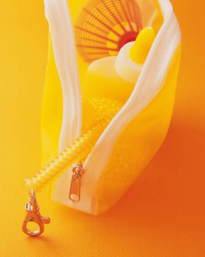 无人,竖图,俯视,室内,特写,白天,羽毛球,桌面,静物,羽毛,阴影,黄色背景,反射,包,公文包,影子,球拍,羽毛球拍,羽毛球装备,运动器械,瓶子,塑料制品,健身器械,塑料瓶,摄影,影棚,公事包,健身器材,羽毛球球拍,羽毛球运动,彩图,高角度拍摄,影棚拍摄,拍摄,运动器材