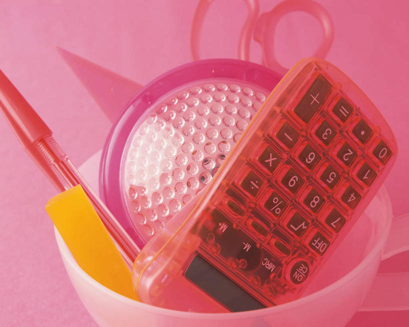 无人,横图,俯视,室内,特写,白天,游戏,计算器,桌面,静物,玩具,阴影,粉色背景,反射,计算,科学,笔,影子,办公用品,圆珠笔,玩,娱乐,文具,一个,学习用品,休闲,益智,理财,财务,摄影,影棚,单个,活动,文具用品,收纳箱,发泄,数学,消遣,智力,宣泄,玩耍,嬉戏,彩图,高角度拍摄,影棚拍摄,拍摄