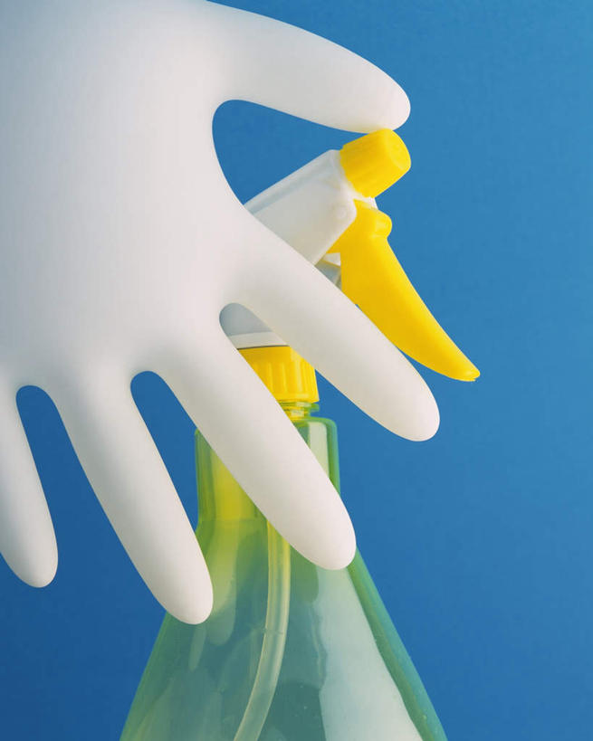 无人,竖图,俯视,室内,特写,白天,桌面,静物,阴影,蓝色背景,反射,喷壶,影子,塑料,一个,白色,手套,塑料制品,橡胶,摄影,影棚,单个,橡胶手套,橡胶制品,彩图,高角度拍摄,影棚拍摄,拍摄