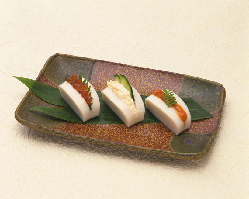 点心,无人,餐厅,横图,俯视,室内,特写,白天,白色背景,烹饪,下午茶,餐桌,桌子,黄瓜,餐具,三块,一排,整齐,碟子,盘,鱼卵,日本料理,料理,食品,甜点,甜品,鱼籽,馅饼,菜肴,美食,食物,糕点,排列,盘子,碟,日式料理,甜食,日式,摄影,佳肴,影棚,餐台,队列,鱼糕,青瓜,胡瓜,彩图,高角度拍摄,影棚拍摄,拍摄,餐馆,饭店,饭馆