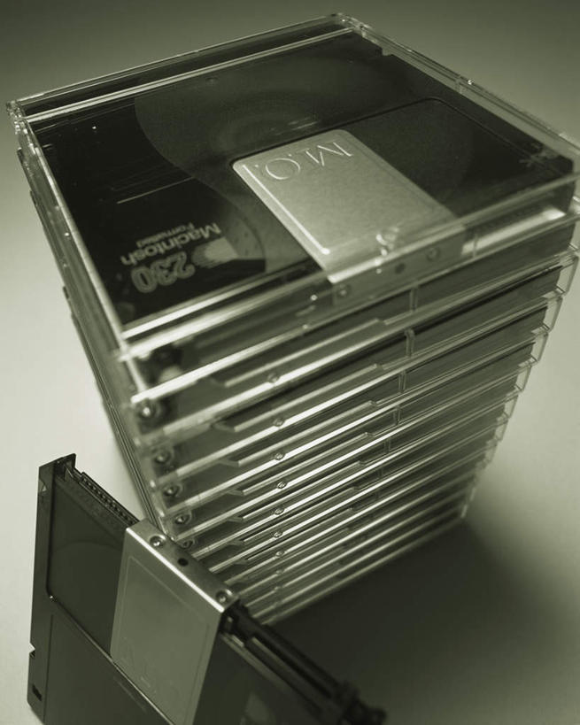 无人,竖图,俯视,室内,特写,白天,数据,静物,一堆,许多,堆叠,堆积,灰色背景,信息,光盘,光碟,存储介质,摄影,影棚,堆,碟片,软盘,存储,光盘盒,彩图,高角度拍摄,影棚拍摄,拍摄