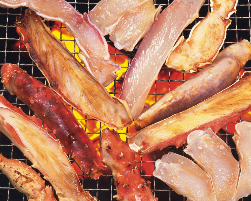 海鲜,蟹,无人,餐厅,横图,俯视,室内,特写,白天,白色背景,烧烤,餐桌,桌子,静物,火,一排,整齐,螃蟹,火苗,火焰,烤架,烤肉,水产,排列,铁架,摄影,影棚,餐台,队列,海产品,彩图,高角度拍摄,影棚拍摄,拍摄,餐馆,饭店,饭馆