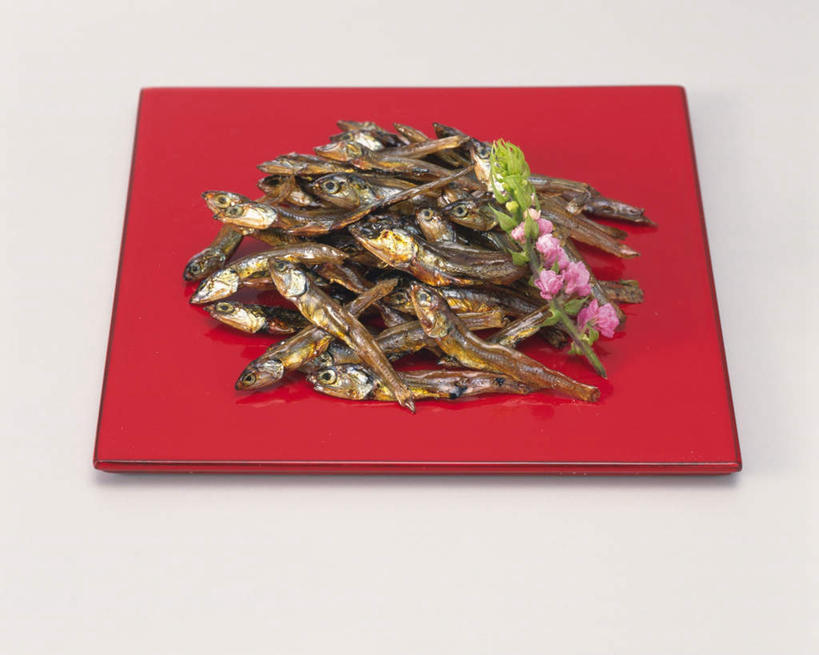 无人,餐厅,横图,俯视,室内,特写,白天,白色背景,烹饪,餐桌,桌子,餐具,一堆,许多,堆叠,堆积,碟子,盘,烤鱼,肉,鱼肉,日本料理,料理,食品,菜肴,美食,肉类,食物,一个,红色,盘子,碟,日式料理,日式,摄影,佳肴,影棚,单个,餐台,堆,肉食,彩图,高角度拍摄,影棚拍摄,拍摄,餐馆,饭店,饭馆