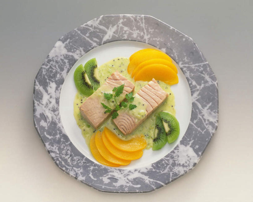 三文鱼,无人,餐厅,横图,俯视,室内,特写,白天,白色背景,餐桌,桌子,鲑鱼,猕猴桃,餐具,水果,一排,切开,切片,新鲜,整齐,碟子,盘,调料,酱汁,肉,生食,鱼肉,食品,果实,调味品,调味料,肉类,食物,排列,两个,盘子,碟,切,黄桃,摄影,有机食品,绿色食品,影棚,餐台,大马哈鱼,队列,剖面,肉食,切面,撒蒙鱼,萨门鱼,冰海之皇,鲑,奇异果,猕猴梨,彩图,高角度拍摄,影棚拍摄,拍摄,餐馆,饭店,饭馆