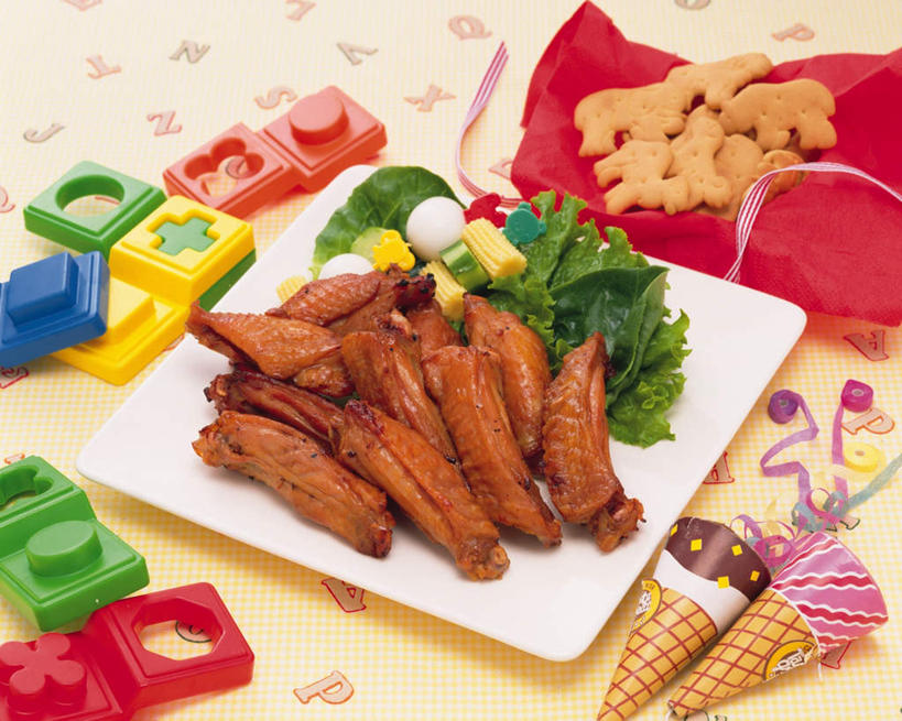 点心,无人,餐厅,横图,俯视,室内,特写,白天,烹饪,西餐,游戏,智慧,餐桌,桌子,餐具,玩具,许多,碟子,盘,料理,食品,甜点,甜品,缎带,玩,娱乐,鸡翅,菜肴,美食,桌布,食物,糕点,盘子,彩带,碟,饼干,甜食,休闲,积木,西式,益智,摄影,佳肴,影棚,甜筒,餐台,活动,思维,卷筒,发泄,消遣,智力,想象,烤鸡翅,宣泄,玩耍,嬉戏,彩图,高角度拍摄,影棚拍摄,拍摄,餐馆,饭店,饭馆