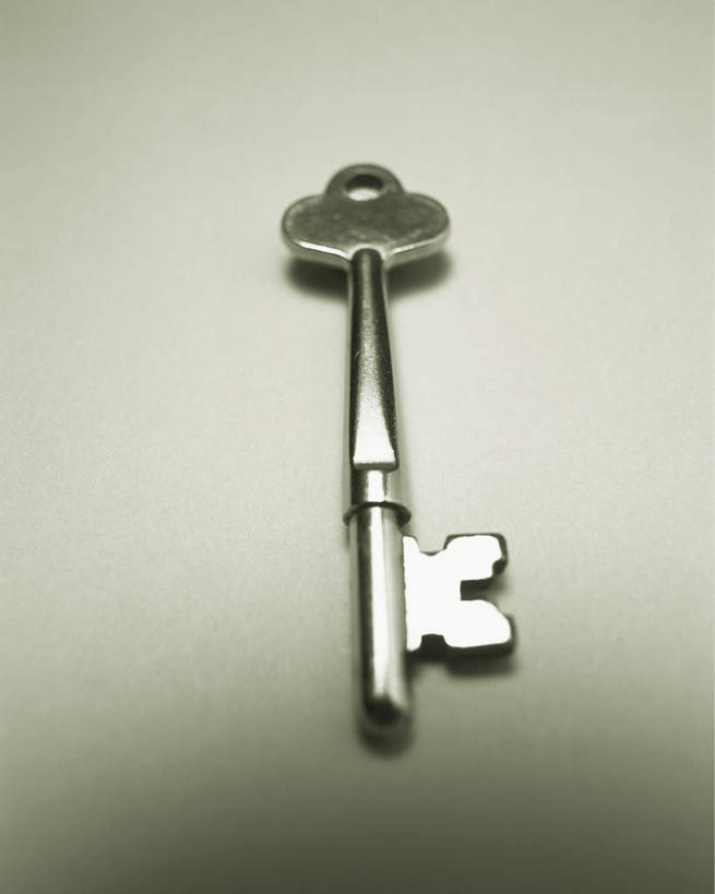 无人,竖图,俯视,室内,特写,白天,复古,安全,桌子,静物,一把,灰色背景,防护,钥匙,古典,摄影,影棚,保护,开启,封闭,古旧,保险,私密,保全,周全,安稳,安定,防盗,平安,彩图,高角度拍摄,影棚拍摄,拍摄