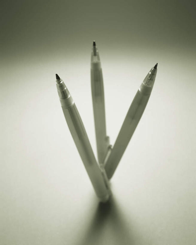 无人,餐厅,竖图,俯视,室内,特写,白天,白色背景,餐桌,桌子,静物,笔,办公用品,文具,铅笔,学习用品,摄影,影棚,餐台,文具用品,三支,彩图,高角度拍摄,影棚拍摄,拍摄,餐馆,饭店,饭馆