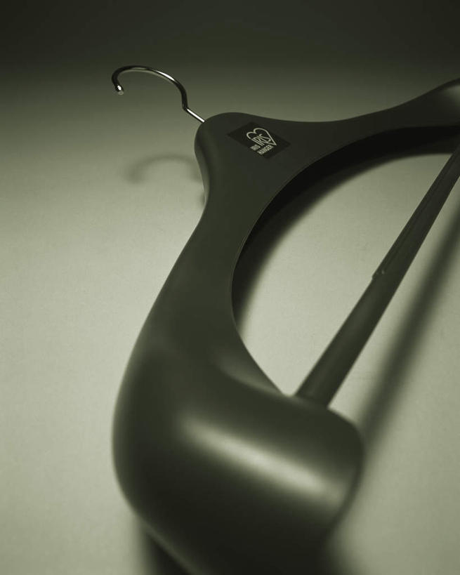 无人,竖图,俯视,室内,特写,白天,桌子,静物,衣架,灰色背景,书桌,一个,课桌,摄影,影棚,单个,挂衣架,晾衣架,彩图,高角度拍摄,影棚拍摄,拍摄