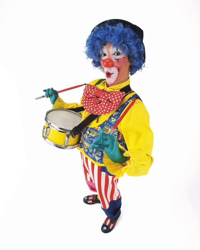 东方人,一个人,小丑,站,竖图,俯视,室内,白天,白色背景,化妆,帽子,亚洲,仅一个男性,仅一个人,握,纸质,假发,鼓,乐器,拿,拿着,黄种人,仅一个年轻男性,蓝色,彩妆,站着,握着,摄影,影棚,搞笑,小丑帽,鼓槌,狂欢帽,派对帽,聚会帽,纸帽,小丑妆,男人,男性,年轻男性,亚洲人,丑角,站立,彩图,高角度拍摄,全身,影棚拍摄,欢乐,开心,拍摄