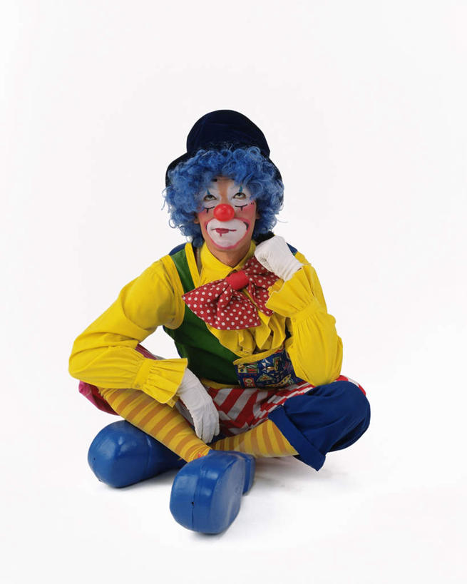 东方人,一个人,小丑,坐,盘腿,竖图,室内,白天,白色背景,正面,化妆,帽子,亚洲,仅一个男性,仅一个人,纸质,注视,黄种人,仅一个年轻男性,彩妆,观察,看,摄影,影棚,观看,搞笑,察看,小丑帽,关注,狂欢帽,派对帽,聚会帽,纸帽,小丑妆,男人,男性,年轻男性,亚洲人,丑角,盘腿而坐,盘膝,盘着腿的,盘着腿坐,双腿交叉,坐着,彩图,全身,影棚拍摄,欢乐,开心,拍摄