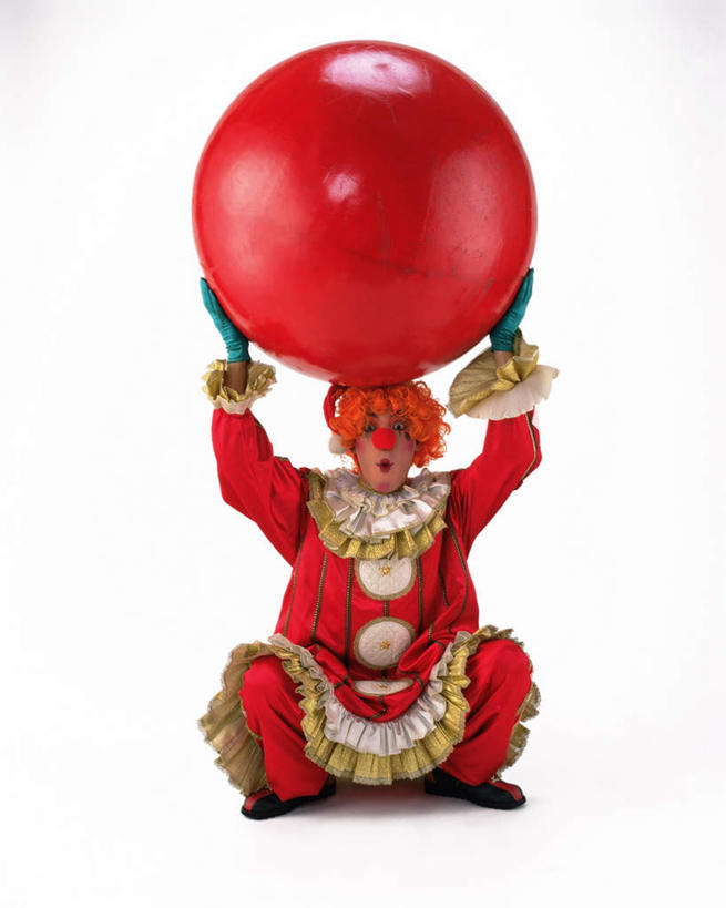 东方人,一个人,小丑,蹲,竖图,室内,白天,白色背景,正面,化妆,帽子,亚洲,仅一个男性,仅一个人,握,纸质,假发,拿,拿着,顶,黄种人,仅一个年轻男性,彩妆,橙色,健身球,握着,摄影,影棚,搞笑,瑜伽球,小丑帽,狂欢帽,派对帽,聚会帽,纸帽,小丑妆,男人,男性,年轻男性,亚洲人,丑角,蹲着,彩图,全身,影棚拍摄,欢乐,开心,拍摄