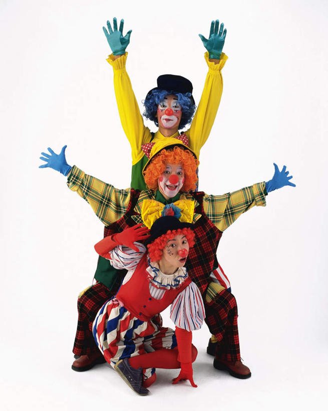 东方人,一个人,三个人,伙伴,朋友,小丑,站,蹲,举,笑,微笑,竖图,室内,白天,白色背景,正面,化妆,友谊,成功,合作,团队,集体,信心,亚洲,仅一个男性,仅一个人,黄种人,队伍,仅一个年轻男性,彩妆,托,站着,摄影,影棚,搞笑,成就,合伙,小丑妆,友情,男人,男性,年轻男性,年轻女性,女人,女性,亚洲人,丑角,蹲着,举起,举手,举着,向上举,向上伸,向上托,站立,彩图,全身,影棚拍摄,欢乐,开心,拍摄