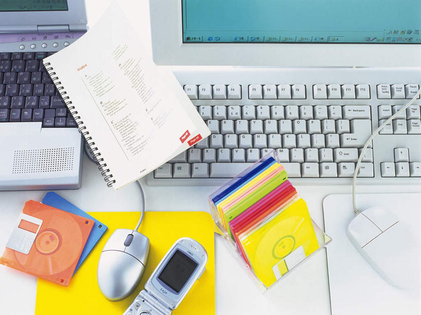 无人,办公室,打电话,横图,俯视,室内,特写,白天,办公楼,电脑,笔记本电脑,显示器,鼠标,键盘,数据,家具,桌子,写字楼,静物,电话,手机,一堆,堆叠,堆积,朦胧,模糊,网络,信息,办公桌,记事本,存储介质,输入设备,通讯设备,本子,笔记本,台式电脑,商务楼,堆,软盘,存储,无线,通信设备,无线网络,无线上网,便携式电脑,输出设备,办公家具,交流,手提电脑,沟通,通话,彩图,高角度拍摄,大楼