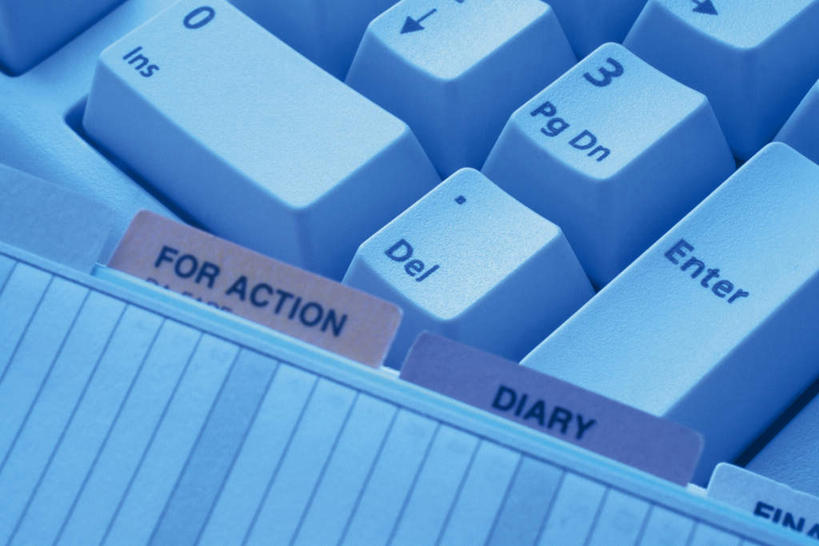 无人,办公室,横图,俯视,室内,特写,白天,办公楼,键盘,家具,桌子,写字楼,静物,朦胧,模糊,标签,办公桌,记事本,输入设备,通讯设备,本子,笔记本,商务楼,通信设备,办公家具,彩图,高角度拍摄,大楼