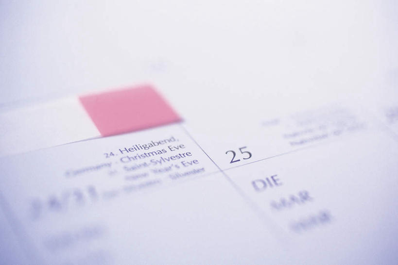 无人,办公室,横图,俯视,室内,特写,白天,办公楼,家具,桌子,写字楼,静物,朦胧,模糊,标志,数字,文字,字符,字母,办公桌,备忘录,记事本,标识,本子,笔记本,商务楼,办公家具,彩图,高角度拍摄,大楼