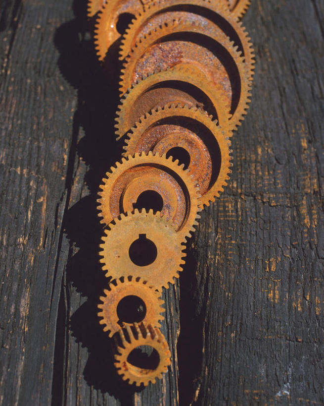 无人,竖图,俯视,室内,白天,齿轮,一排,连接,阴影,组合,整齐,渐变,生锈,光线,工具,影子,排列,阳光,机械,比较,铁锈,链接,锈迹,五金,紧固,队列,拼接,拼凑,拼合,凑集,聚合,撮合,链结,牢固,彩图,高角度拍摄