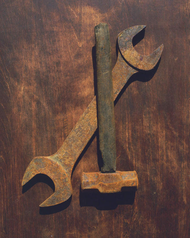 无人,竖图,俯视,室内,特写,白天,静物,连接,敲打,组合,生锈,锤子,工具,榔头,一个,铁锈,单个,扳手,链接,锈迹,五金,变形,紧固,拼接,矫正,拼凑,塑形,拼合,凑集,聚合,撮合,链结,牢固,扳头,彩图,高角度拍摄