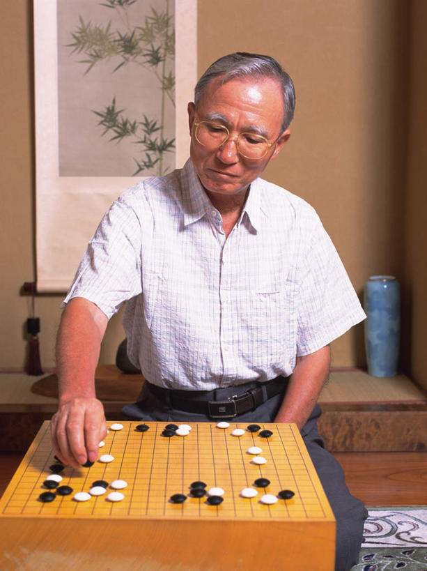 东方人,一个人,客厅,坐,竖图,室内,白天,正面,衬衫,游戏,快乐,比赛,竞争,亚洲,仅一个男性,仅一个人,许多,握,装饰,眼镜,拿,玩,拿着,黄种人,娱乐,画,白色,黑色,仅一个老年男性,休闲,棋子,棋盘,益智,握着,活动,华丽,修饰,点缀,起居室,发泄,消遣,智力,近视眼镜,围棋,宣泄,衬托,美观,雅致,雅观,老年男性,男人,男性,亚洲人,玩耍,嬉戏,坐着,半身,彩图,衬衣