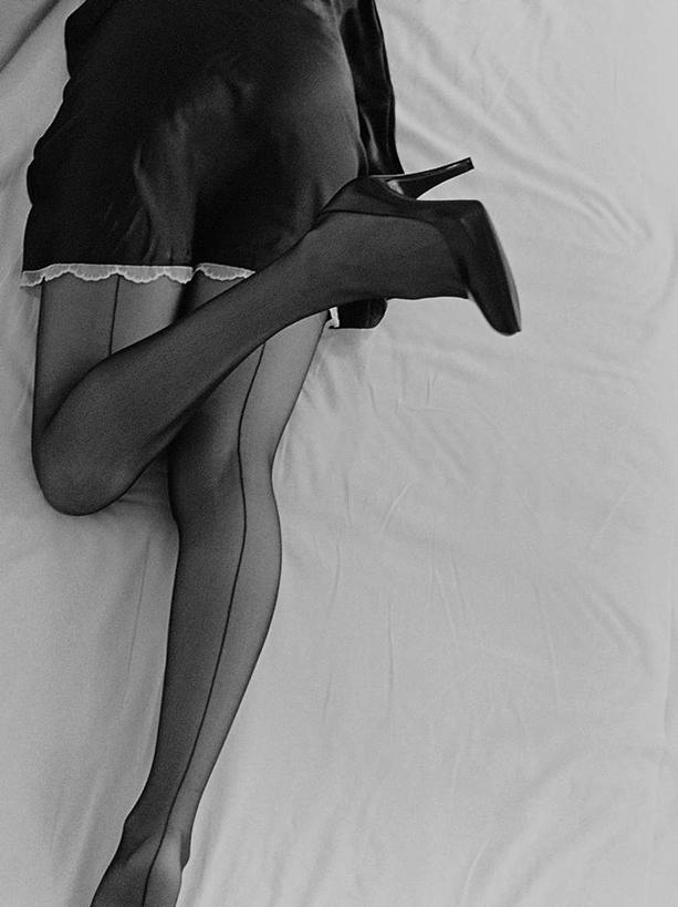 东方人,一个人,竖图,俯视,黑白,室内,白天,高跟鞋,性感,床,鞋子,亚洲,仅一个年轻女性,仅一个女性,仅一个人,双人床,床单,抬腿,黄种人,被子,趴着,诱惑,被单,年轻女性,女人,女性,亚洲人,趴,半身,高角度拍摄