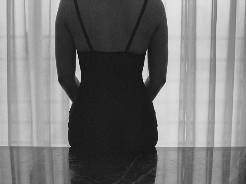 一个人,餐厅,坐,横图,黑白,室内,白天,裙子,性感,餐桌,窗帘,桌子,仅一个年轻女性,仅一个女性,仅一个人,连衣裙,背面,诱惑,餐台,吊带裙,年轻女性,女人,女性,坐着,半身,餐馆,饭店,饭馆