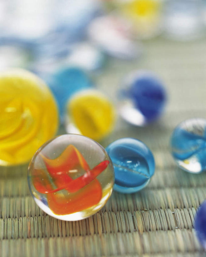 无人,竖图,俯视,室内,特写,白天,游戏,静物,玩具,许多,朦胧,模糊,日本文化,散落,玩,文化,娱乐,弹珠,休闲,益智,活动,发泄,消遣,欣赏,智力,弹球,宣泄,美观,玩耍,嬉戏,彩图,高角度拍摄