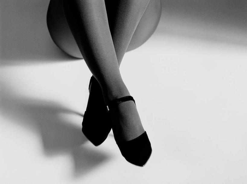 东方人,腿部,腿,一个人,坐,横图,俯视,黑白,室内,白天,白色背景,高跟鞋,性感,鞋子,亚洲,仅一个年轻女性,仅一个女性,仅一个人,一双,黄种人,黑色,诱惑,摄影,影棚,丝袜,长筒袜,年轻女性,女人,女性,亚洲人,坐着,半身,高角度拍摄,影棚拍摄,拍摄