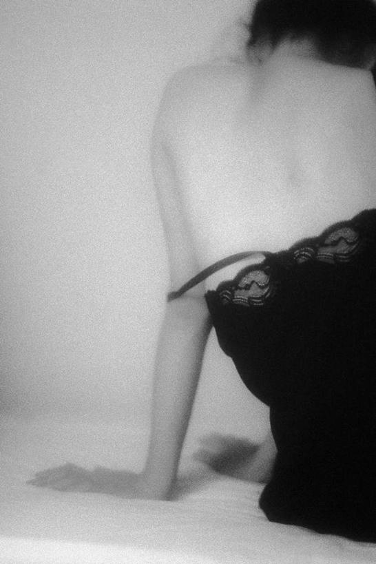 东方人,一个人,坐,竖图,黑白,室内,白天,白色背景,性感,床,亚洲,仅一个年轻女性,仅一个女性,仅一个人,撑,内衣,墙,双人床,床单,蕾丝,黄种人,被子,裸露,墙壁,墙面,背面,诱惑,摄影,影棚,撑着,被单,裸,年轻女性,女人,女性,亚洲人,坐着,半身,影棚拍摄,拍摄