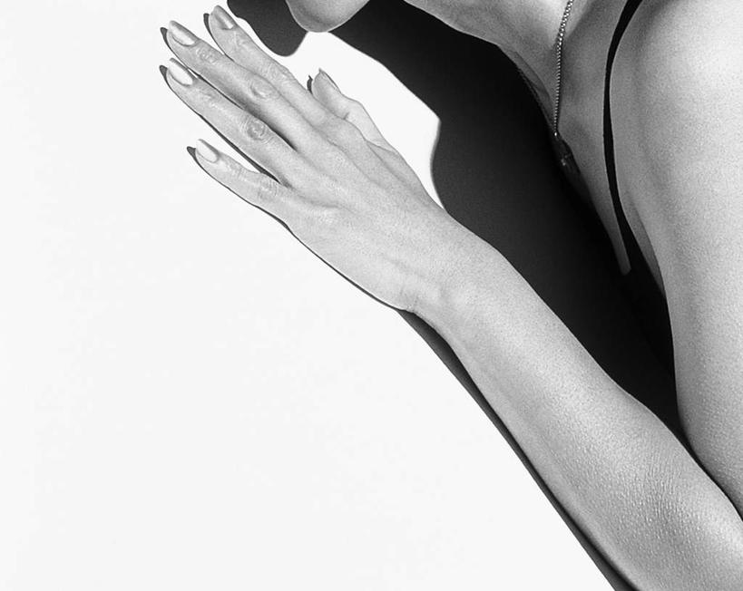 东方人,一个人,横图,黑白,室内,白天,白色背景,侧面,性感,亚洲,仅一个年轻女性,仅一个女性,仅一个人,黄种人,裸露,诱惑,摄影,影棚,赤裸,裸,年轻女性,女人,女性,亚洲人,半身,影棚拍摄,拍摄