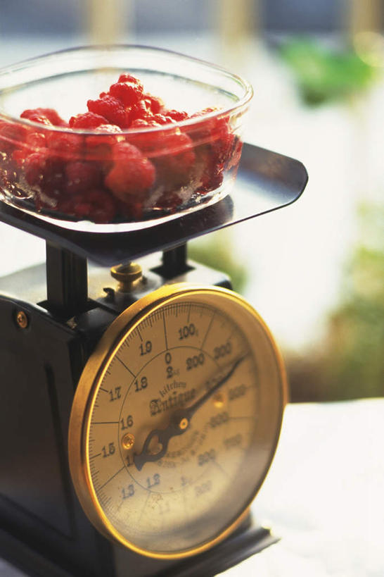 无人,竖图,俯视,室内,特写,白天,餐桌,桌子,浆果,水果,一堆,许多,堆叠,堆积,朦胧,模糊,新鲜,桑葚,桑椹,生食,食品,果实,食物,一个,覆盆子,重量,有机食品,绿色食品,单个,餐台,堆,台秤,案秤,秤,彩图,高角度拍摄