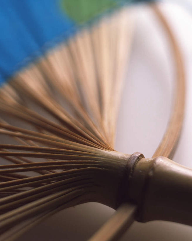 无人,竖图,俯视,室内,特写,白天,白色背景,桌子,静物,阴影,朦胧,模糊,光线,扇子,影子,折扇,纸扇,清凉,凉爽,文化,阳光,夏天,摄影,影棚,蒲扇,舒适,撒扇,彩图,高角度拍摄,影棚拍摄,拍摄,传统文化