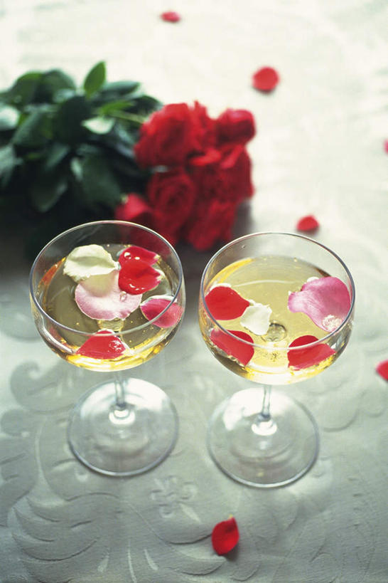 无人,竖图,俯视,室内,特写,白天,爱情,幸福,纯洁,热情,餐桌,桌子,玫瑰,静物,朦胧,模糊,玫瑰花,两杯,浪漫,娱乐,饮料,花茶,一束,享受,休闲,温暖,温馨,恩爱,放松,乐趣,餐台,和睦,舒适,感动,尊敬,安神,玫瑰花茶,天真,刺玫花,徘徊花,彩图,高角度拍摄,融洽