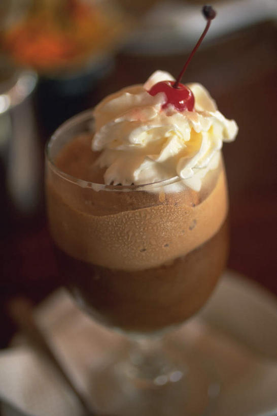 咖啡,无人,竖图,俯视,室内,特写,白天,幸福,樱桃,杯子,水果,朦胧,模糊,新鲜,高脚杯,生食,食品,冰激凌,果实,红酒杯,娱乐,玻璃制品,食物,饮料,一个,红色,酒杯,冷饮,享受,休闲,温馨,放松,乐趣,有机食品,绿色食品,单个,提神,舒适,醒脑,软饮料,玻璃杯,樱珠,莺桃,英桃,楔桃,牛桃,荆桃,彩图,高角度拍摄