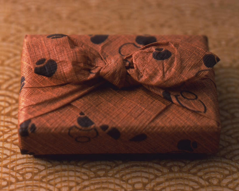 无人,横图,俯视,室内,特写,白天,餐桌,桌子,静物,花纹,朦胧,模糊,日本文化,包裹,便当,布,图案,斑点,布纹,文化,一个,单个,餐台,布匹,风吕敷,包袱布,彩图,高角度拍摄