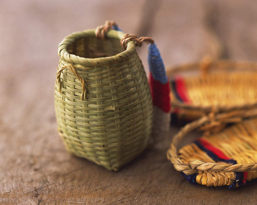 无人,横图,俯视,室内,特写,白天,凉鞋,静物,鞋子,朦胧,模糊,编织,壶,摄影,草鞋,藤编,影棚,鱼篓,彩图,高角度拍摄,影棚拍摄,夹趾拖鞋,人字拖,人字拖鞋,拍摄