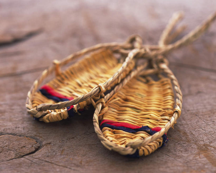 无人,横图,俯视,室内,特写,白天,凉鞋,静物,鞋子,一双,朦胧,模糊,草鞋,彩图,高角度拍摄