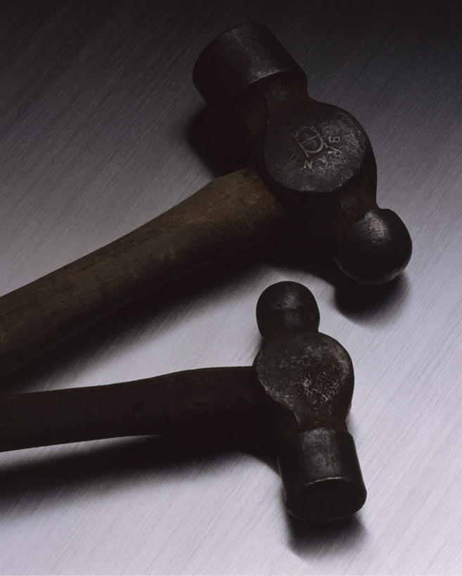 无人,竖图,俯视,室内,特写,白天,桌面,桌子,静物,敲打,灰色背景,锤子,工具,榔头,两把,摄影,影棚,五金,变形,紧固,矫正,塑形,牢固,彩图,高角度拍摄,影棚拍摄,拍摄