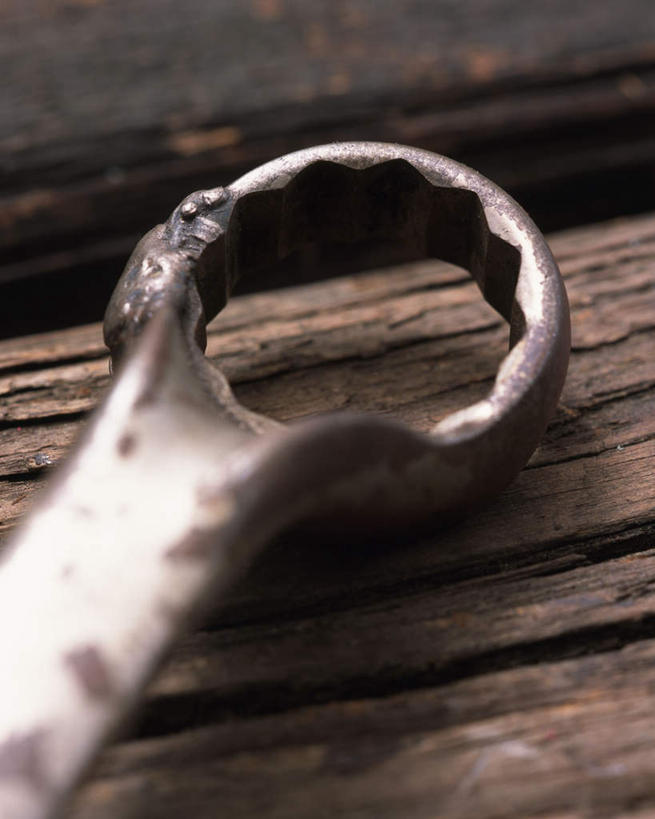 无人,竖图,俯视,室内,特写,白天,桌面,桌子,静物,连接,组合,朦胧,模糊,工具,破坏,扳手,链接,损坏,五金,紧固,拼接,拼凑,毁坏,梅花扳手,拼合,凑集,聚合,撮合,链结,牢固,扳头,彩图,高角度拍摄