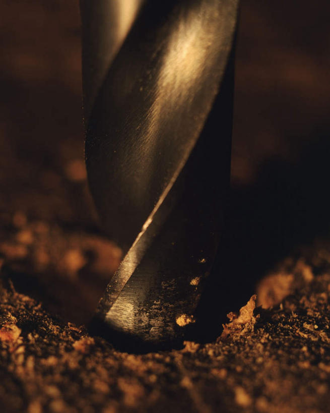 无人,竖图,俯视,室内,特写,白天,静物,阴影,朦胧,模糊,反射,金属,影子,泥土,土,一个,单个,钻头,钻孔,彩图,高角度拍摄