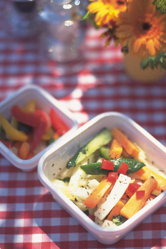 无人,竖图,俯视,室内,特写,白天,向日葵,萝卜,胡萝卜,黄瓜,西红柿,洋葱,静物,阴影,朦胧,模糊,光线,布料,饭盒,罐子,影子,青椒,布纹,调味瓶,玻璃制品,盒子,桌布,两朵,两个,阳光,玻璃瓶,餐巾,瓶子,台布,橙色,大椒,菜椒,朝阳花,葵花,望日莲,向阳花,转日莲,圆葱,洋葱头,甜椒,柿子椒,球葱,青瓜,胡瓜,红萝卜,甘荀,番茄,灯笼椒,彩图,高角度拍摄