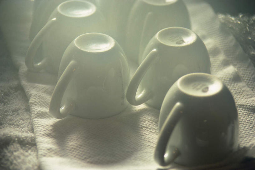 无人,横图,俯视,室内,特写,白天,餐桌,桌子,静物,杯子,五个,一排,阴影,朦胧,模糊,整齐,光线,布料,瓷器,影子,咖啡杯,陶瓷制品,布纹,桌布,排列,阳光,餐巾,台布,餐台,队列,瓷杯,彩图,高角度拍摄