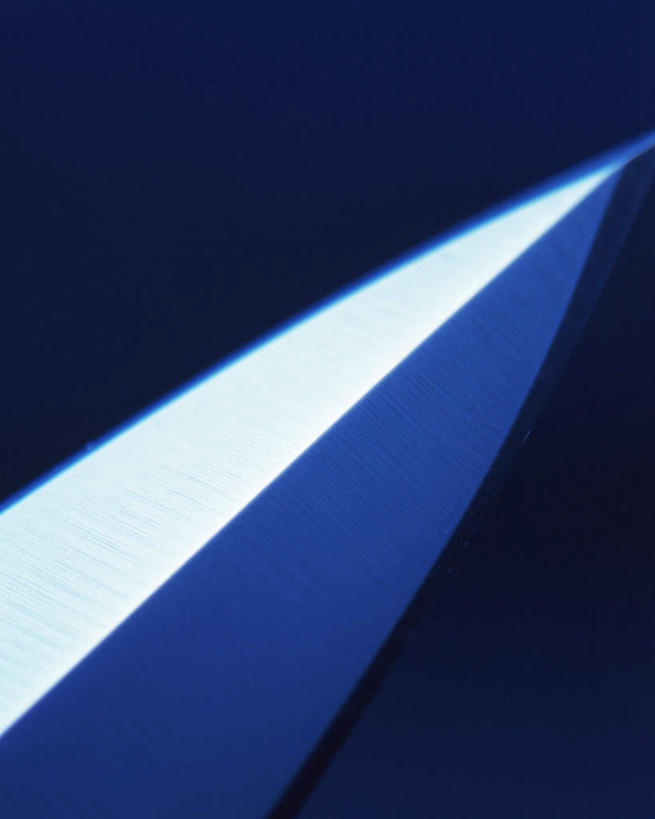 无人,竖图,俯视,室内,特写,白天,竞争,静物,对抗,蓝色背景,冲突,刀具,破坏,刀,武器,战争,摄影,影棚,损坏,攻击,威胁,对立,矛盾,兵器,防御,敌对,挫败,斗争,抗拒,抗衡,凶器,杀伤,威慑,危险,彩图,高角度拍摄,影棚拍摄,拍摄,匕首