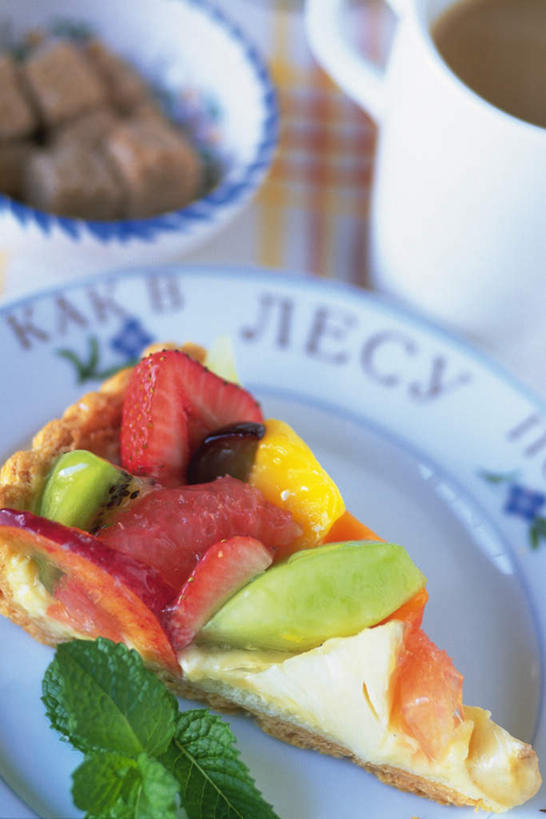 点心,咖啡,无人,竖图,俯视,室内,特写,白天,幸福,苹果,草莓,猕猴桃,餐具,朦胧,模糊,布料,碟子,盘,食品,糖,糖果,甜点,甜品,软糖,布纹,娱乐,桌布,食物,糕点,饮料,盘子,餐巾,碟,台布,碗,甜食,享受,休闲,温馨,放松,乐趣,提神,舒适,醒脑,软饮料,水果挞,洋莓,水果皇后,奇异果,猕猴梨,红莓,地莓,彩图,高角度拍摄